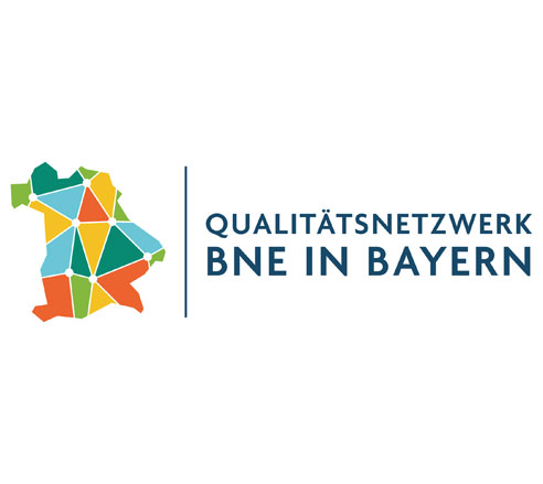 Logo mit bunter, geometrischer Bayernkarte und Text: "Qualitätsnetzwerk BNE in Bayern" auf weißem Hintergrund.