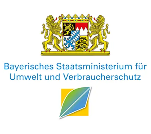 Wappen von Bayern über dem Text „Bayerisches Staatsministerium für Umwelt und Verbraucherschutz“ mit einem stilisierten Blatt-Logo darunter.