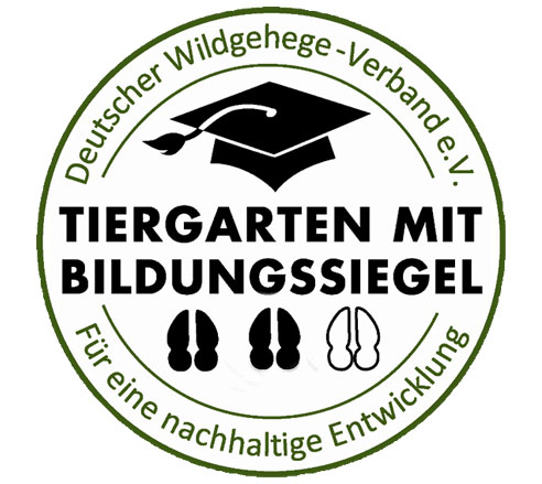 Rundes Logo mit der Aufschrift „Tiergarten mit Bildungssiegel“, Abbildungen von Tierpfoten und einem Doktorhut, Text für nachhaltige Entwicklung, Deutscher Wildgehege-Verband e.V.