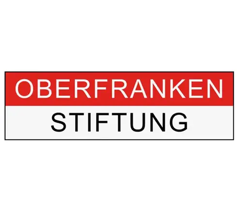 Logo mit rotem und weißem Hintergrund, darauf steht "Oberfranken Stiftung" in Großbuchstaben.