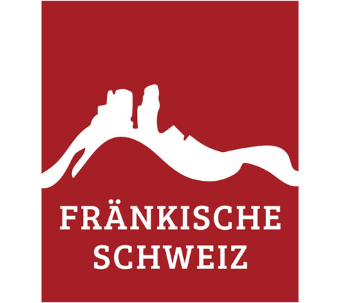 Weißes Logo mit Silhouette einer Berglandschaft und den Worten „Fränkische Schweiz“ auf rotem Hintergrund.