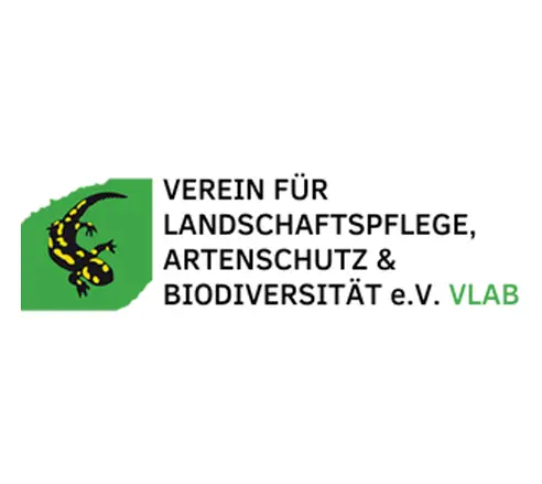Logo des Vereins für Landschaftspflege, Artenschutz & Biodiversität e.V. mit einem Salamander auf grünem Hintergrund links neben dem Text.